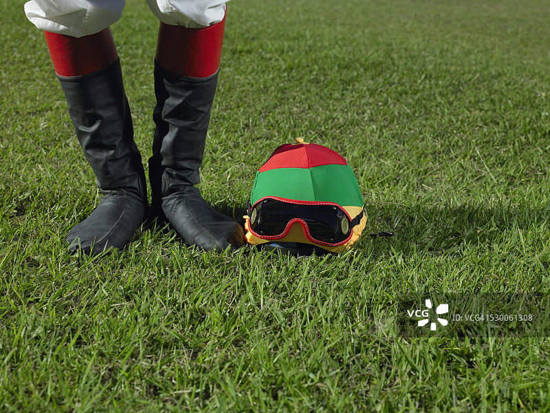 头盔和骑师的脚图片素材