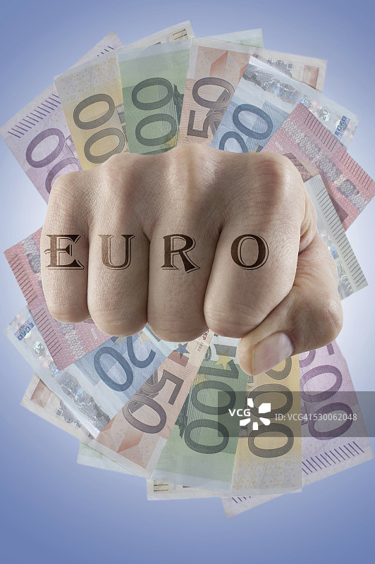 印有“欧元”字样的拳头特写，德国巴伐利亚图片素材