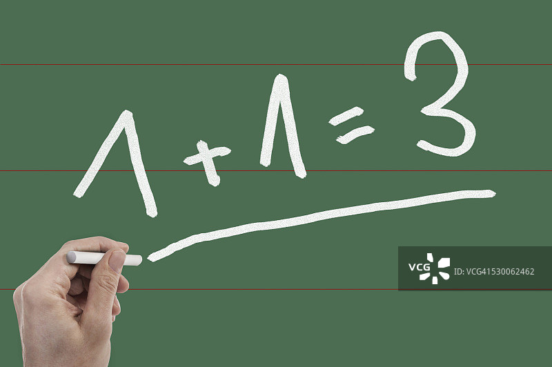在黑板上进行数学运算的手部特写，巴伐利亚，德国图片素材
