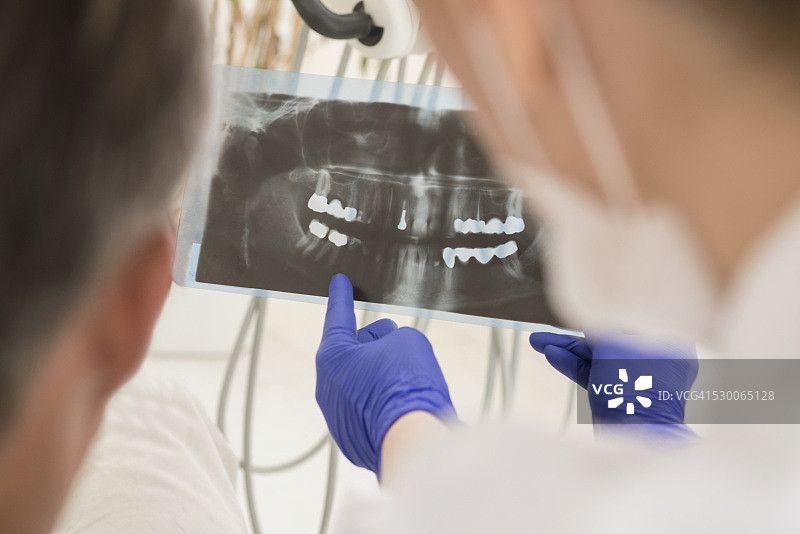 牙医与患者讨论X光片报告，德国慕尼黑图片素材