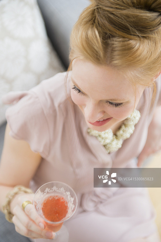 美国新泽西泽西市：年轻女子手持香槟图片素材