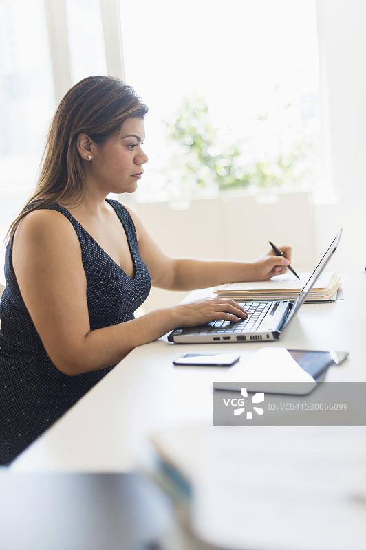美国，新泽西州，妇女在家庭办公室工作图片素材