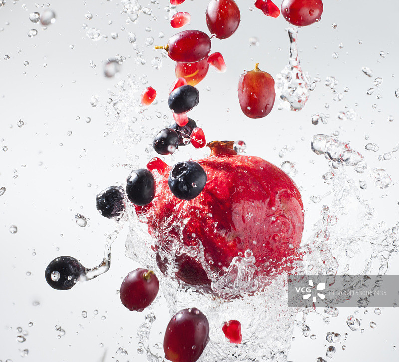 水珠飞溅在水果上图片素材