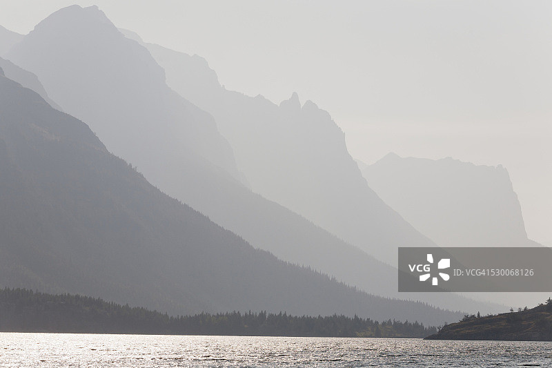 分层山脊与湖泊图片素材