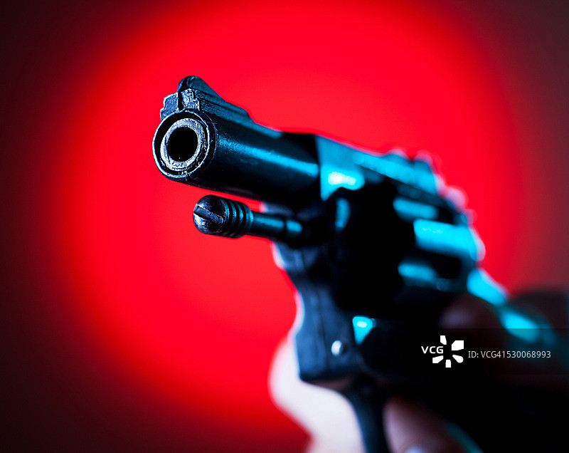 手指指向黑色手枪图片素材