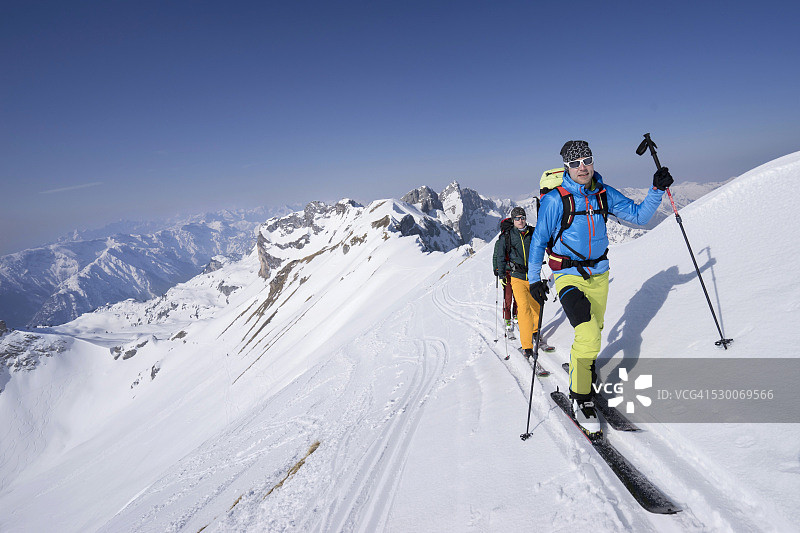 滑雪登山者在奥地利蒂罗尔州的雪山上攀登图片素材