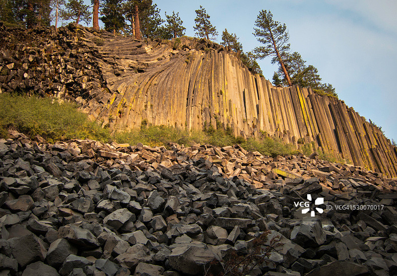 傍晚时分的柱状玄武岩岩层景色图片素材