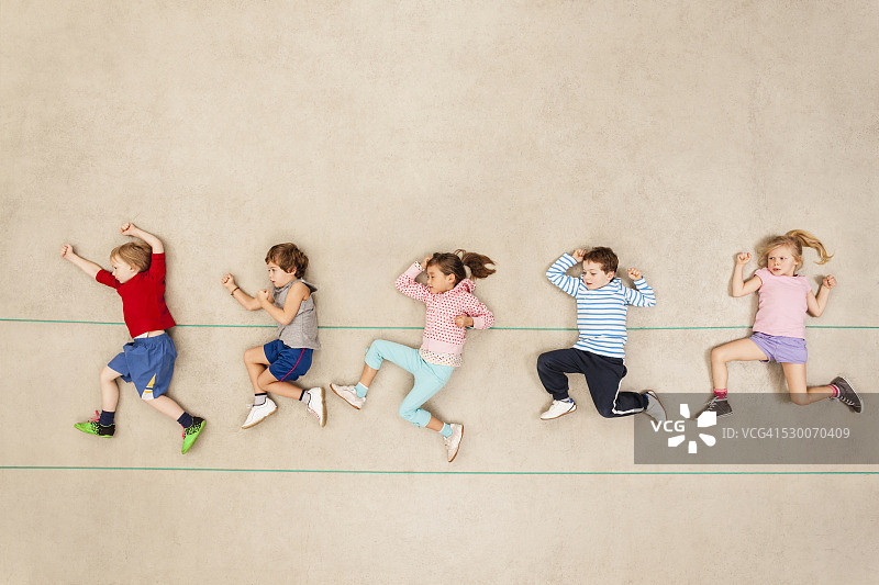 孩子们在运动会上赛跑图片素材