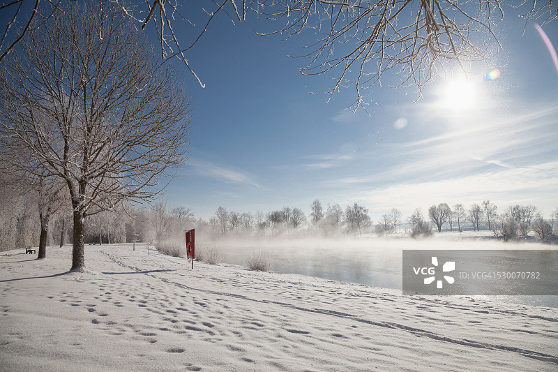 冬季，阳光洒在德国巴伐利亚埃兴瑙的湖面上图片素材