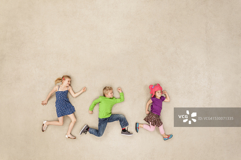孩子们在玩捉迷藏图片素材