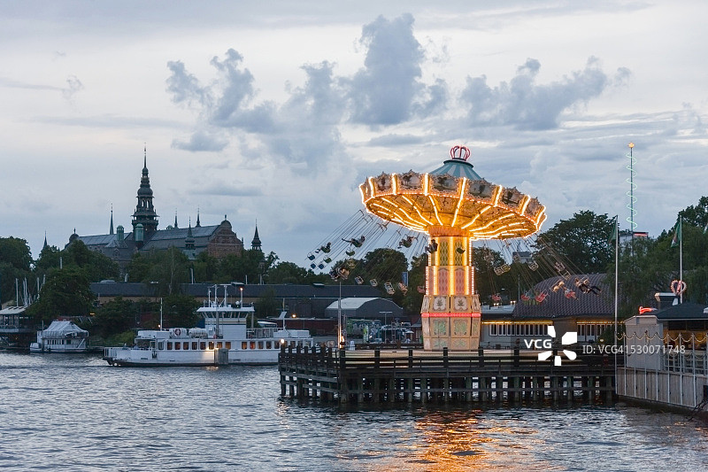 在瑞典斯德哥尔摩乘坐旋转木马的游客图片素材