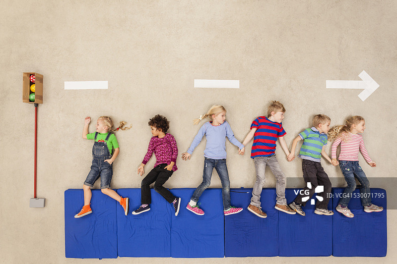 在街上的孩子们：道路安全教育图片素材