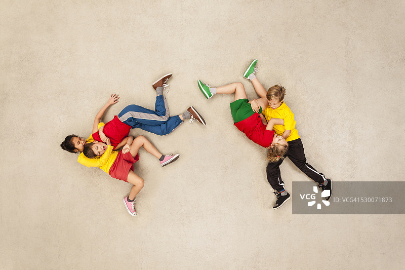 孩子们互相摔跤图片素材