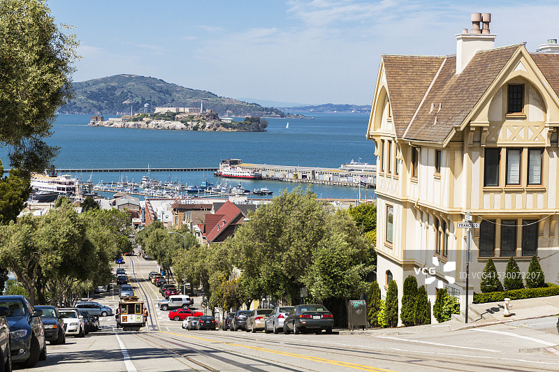 美国加利福尼亚旧金山海德街旧金山缆车、旧金山湾和恶魔岛图片素材