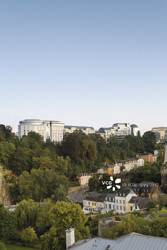 卢森堡，卢森堡市，城市Grund区和阿夫朗什大道景观，傍晚时分图片素材