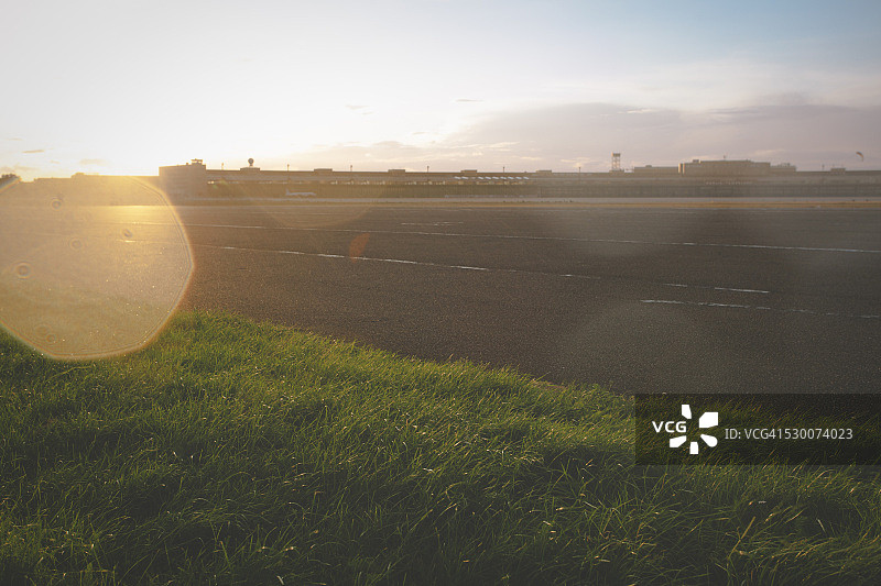 德国柏林：滕珀尔霍夫机场旧跑道逆光照图片素材
