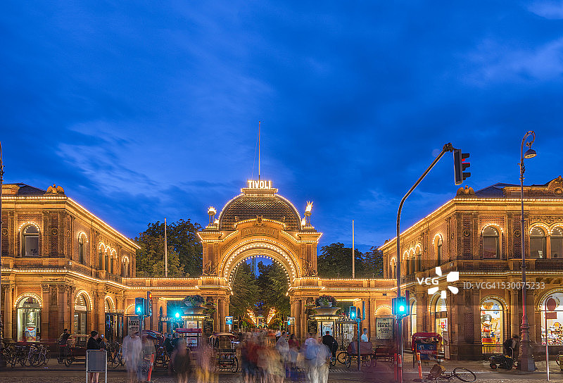 哥本哈根蒂沃利花园夜晚的模糊人群图片素材