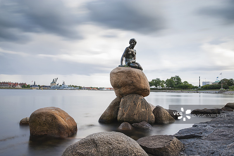 丹麦西兰岛哥本哈根小美人鱼雕像风光图片素材