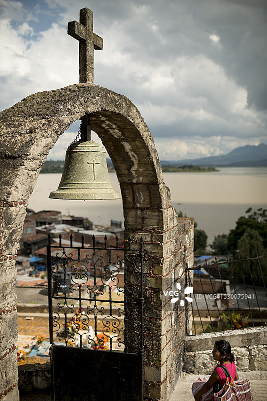 墨西哥米却肯州哈尼茨奥岛的公墓钟楼图片素材