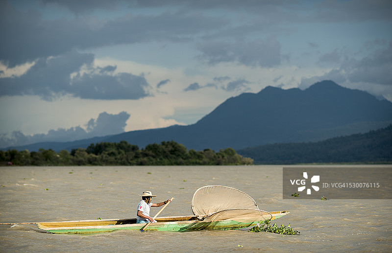 帕茨夸罗湖上的渔夫，墨西哥米却肯州图片素材