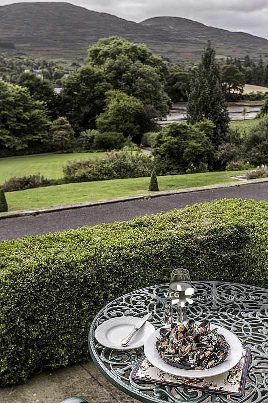 爱尔兰凯里郡肯梅尔酒店阳台午餐：白葡萄酒和新鲜贻贝图片素材