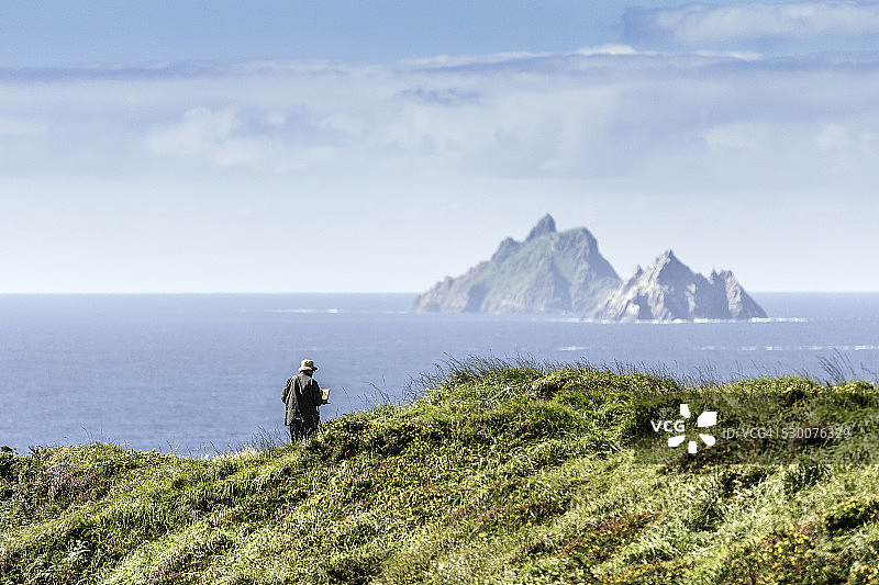 在爱尔兰凯里郡巴林斯凯利格斯创作斯凯利格群岛的男人图片素材