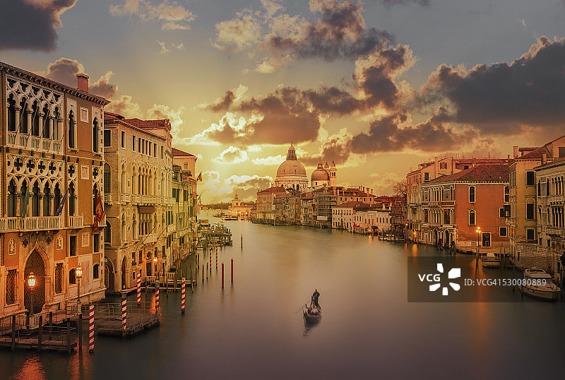 日落时分大运河上的贡多拉图片素材