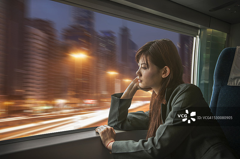 女人在火车车窗边观看城市图片素材