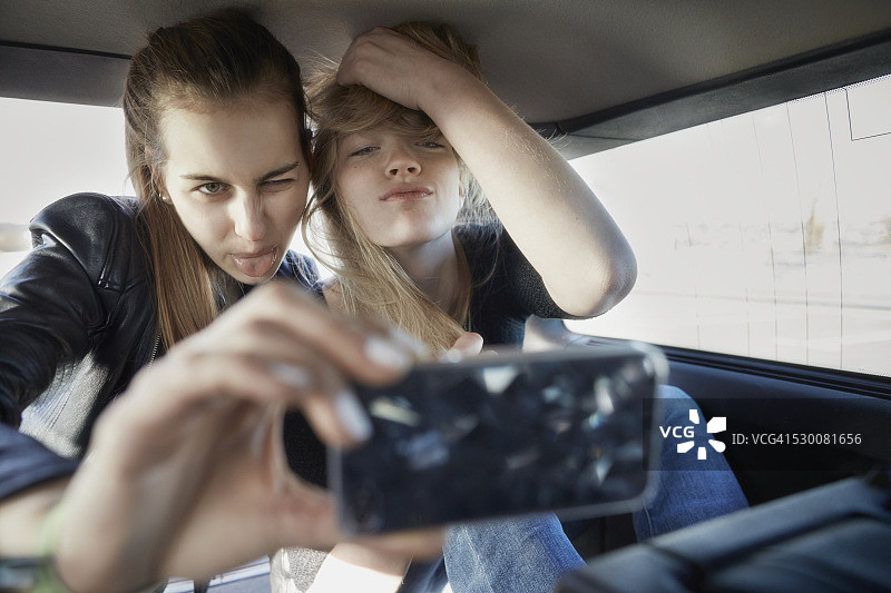 两个在车里自拍的爱玩耍的朋友图片素材