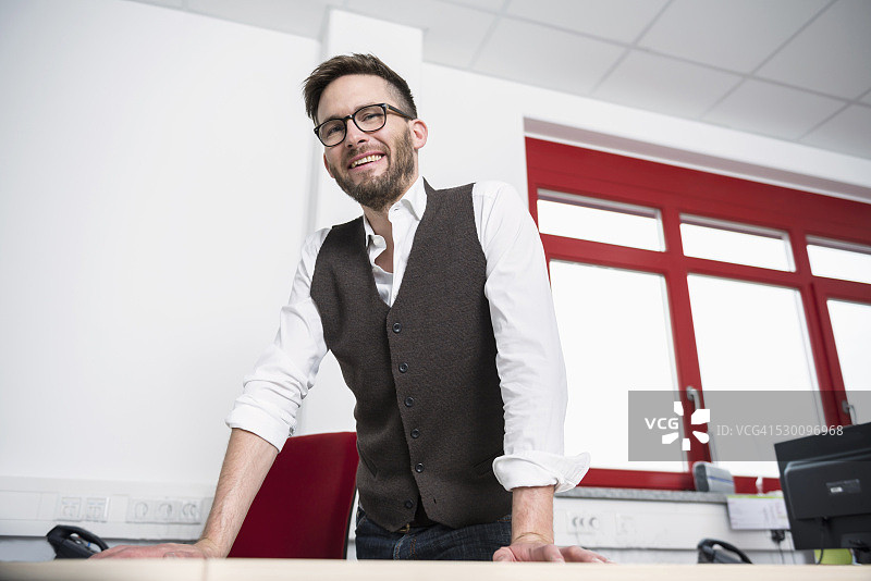 办公室里面带自信微笑的男人肖像图片素材