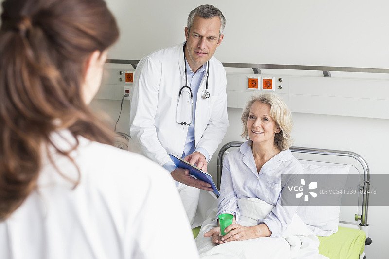 医院里的医生查房图片素材