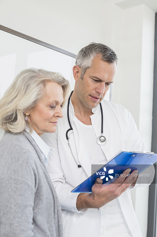 医生与患者讨论治疗方案图片素材