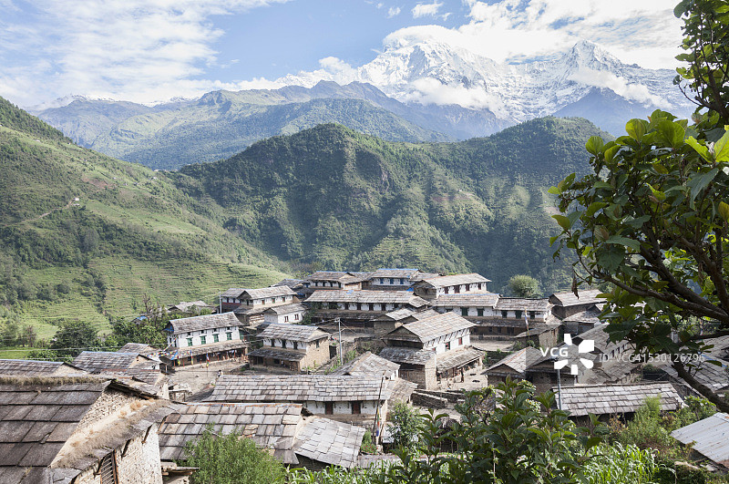 尼泊尔甘杜鲁克村庄的山脉背景景观图片素材