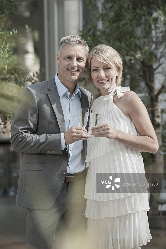 情侣在婚礼招待会上喝香槟图片素材