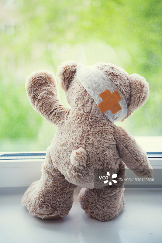 想回家的生病泰迪熊图片素材