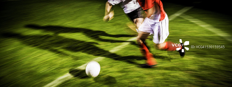 足球运动员比赛瞬间图片素材