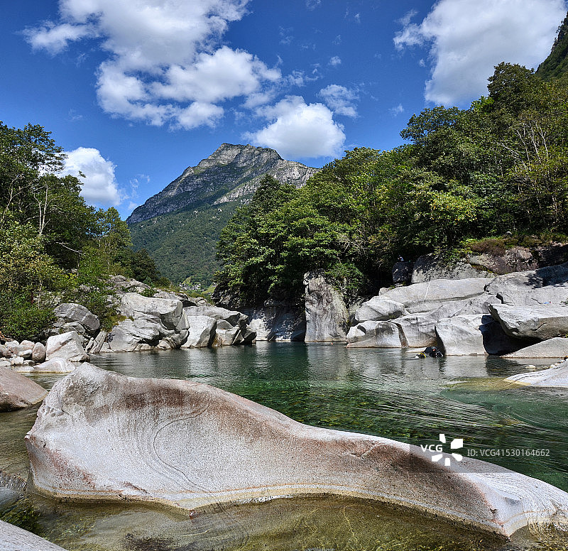 瑞士南部提契诺州韦尔扎斯卡河图片素材