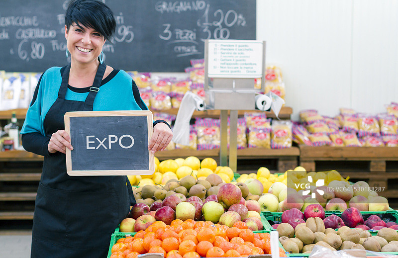 年轻女人手持世博会标志黑板图片素材