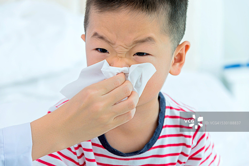 擤鼻涕图片素材