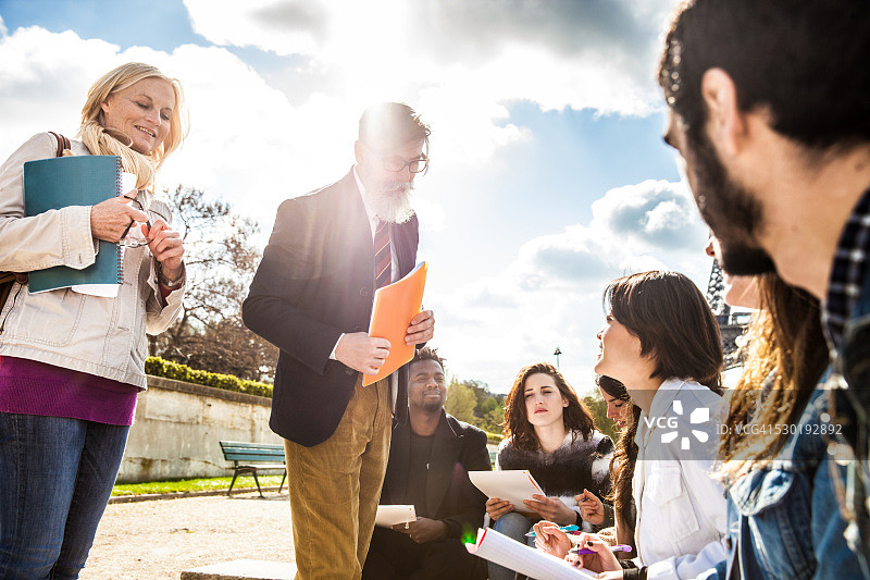 在巴黎旅行的学生 - 埃菲尔铁塔户外课程图片素材