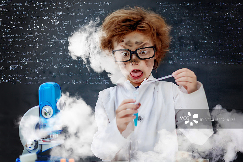 课堂上做科学实验的金发男孩图片素材