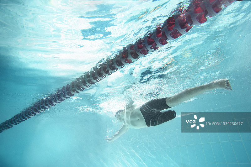 在游泳池里游泳的无腿游泳者图片素材