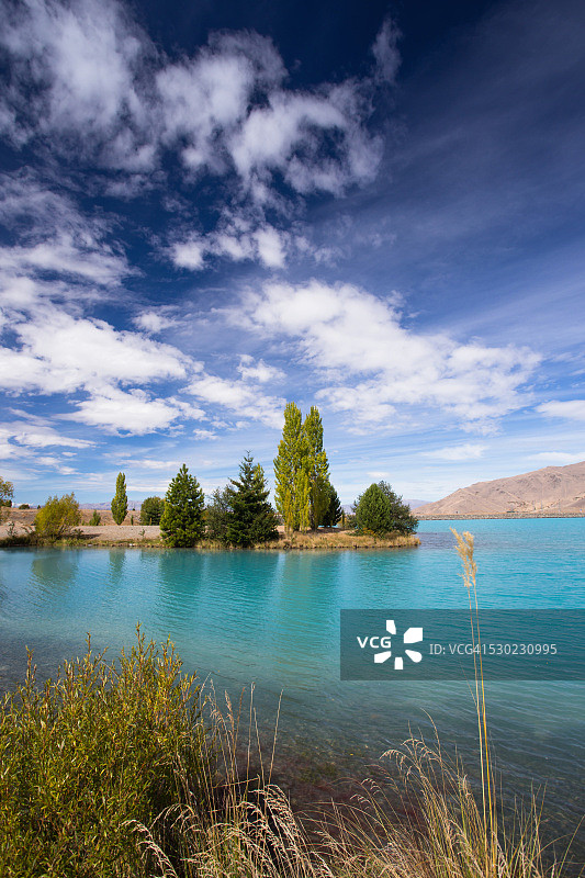 特威泽尔鲁阿塔尼瓦湖的蓝色湖水图片素材
