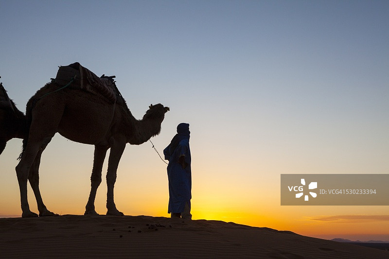 撒哈拉沙漠的骆驼司机，摩洛哥梅尔祖卡，北非图片素材