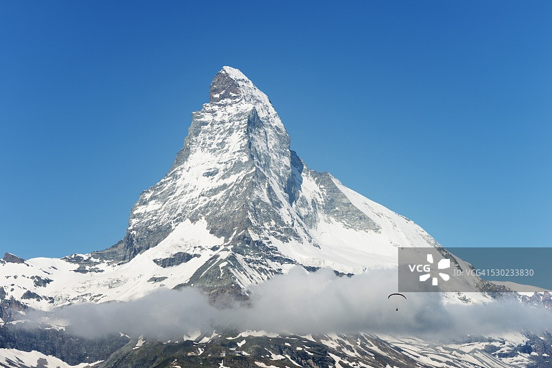 在瑞士采尔马特马特宏峰附近飞行的滑翔伞图片素材