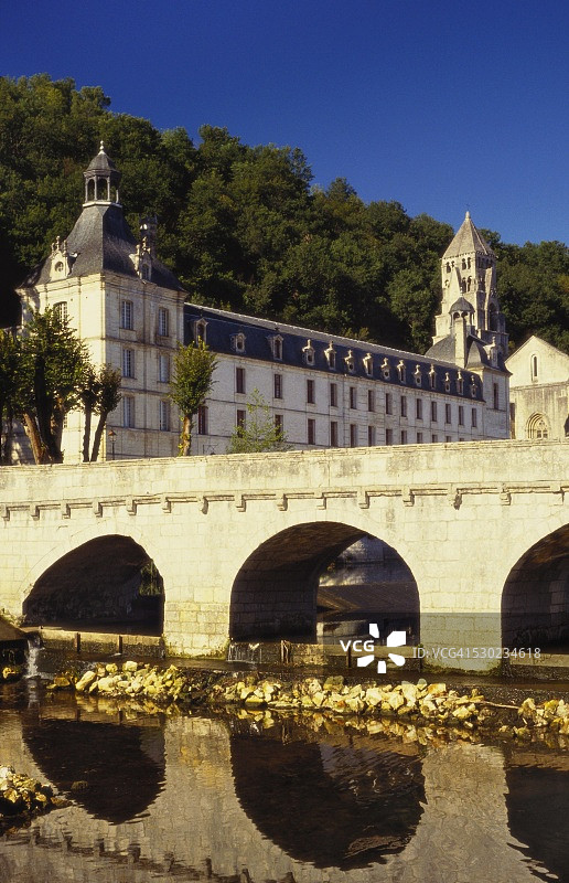 法国多尔多涅布兰托姆的中世纪修道院和桥梁图片素材