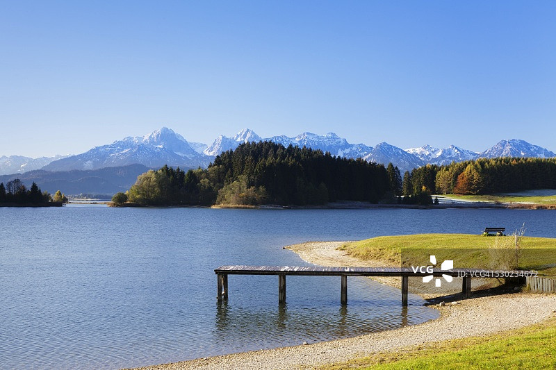 德国菲森 Forggensee 湖和阿尔高阿尔卑斯山的栈桥图片素材