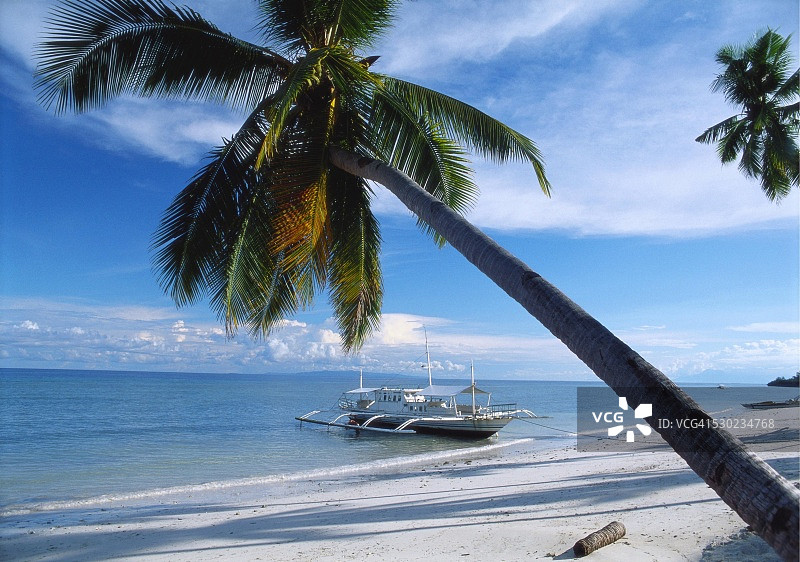 菲律宾薄荷岛邦劳岛阿罗娜海滩上的单桅支架摩托艇图片素材