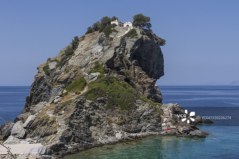 电影《妈妈咪呀》中的阿吉奥斯·伊奥annis教堂，希腊斯波拉提群岛斯科派洛斯岛图片素材