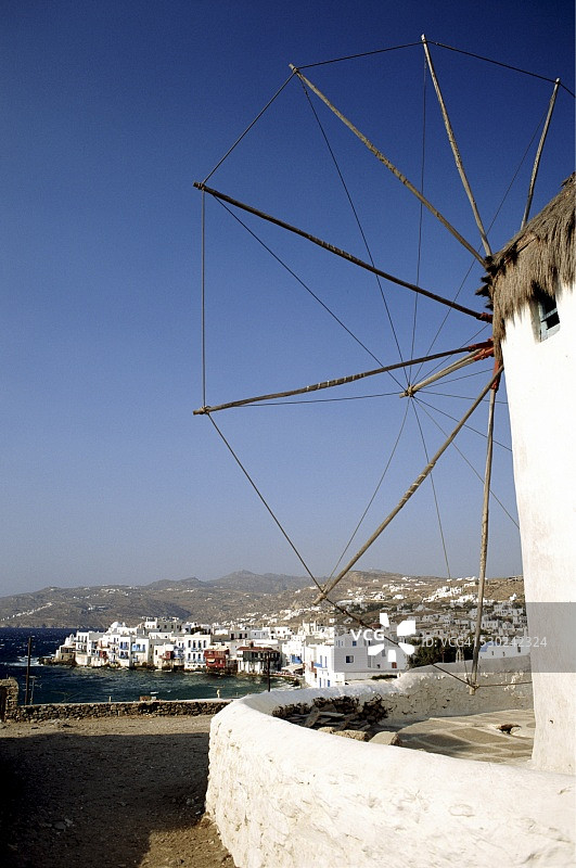 希腊，米科诺斯镇，港口里的船只，从低风车看图片素材